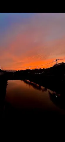 水面に映る夕焼けのキャンバス