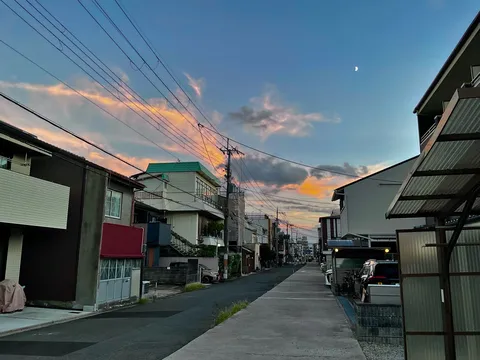夕暮れ時の電気街