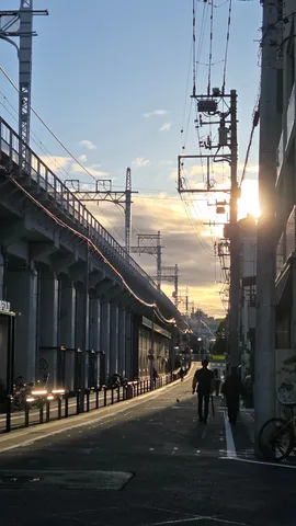 夕陽に誘われ、影を追う。