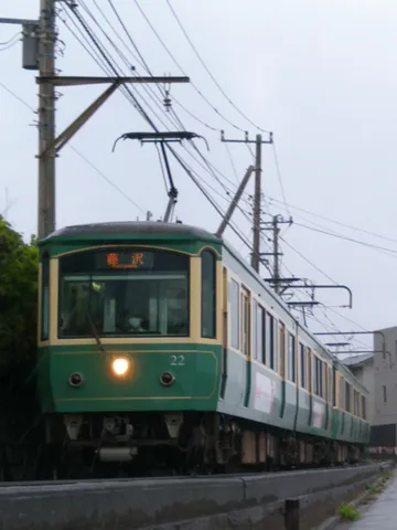 雨粒を纏う、緑の電車の旅路