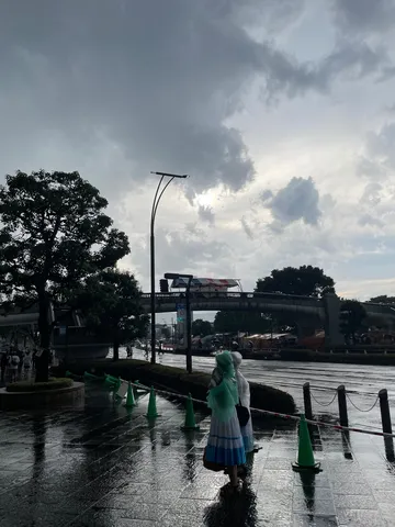 雨音と虹色のスカート