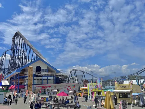 青空の下、遊園地は盛り上がり中