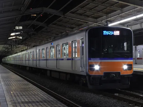 夜の駅に停車中の電車