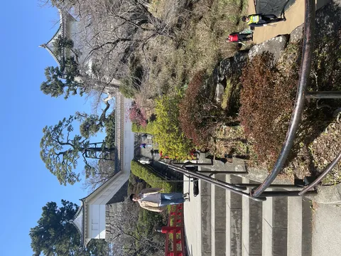 歴史感じる階段と青空
