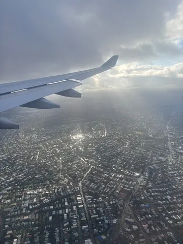 空からの街並み、光のベール