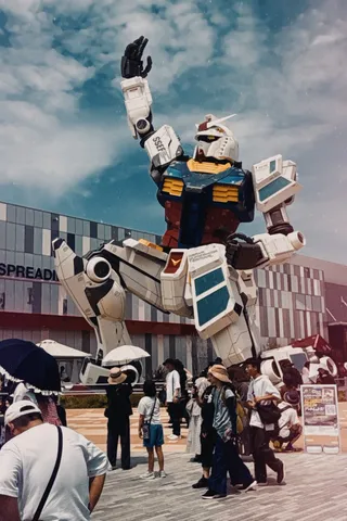街を歩く巨大ガンダム