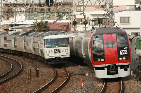 すれ違う電車の風景