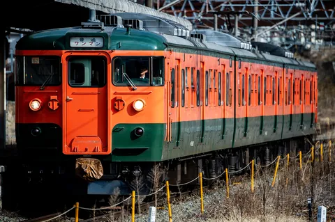 鮮やかなツートンカラーの列車