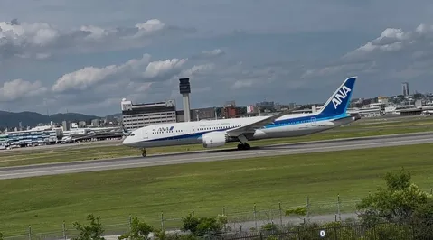青空とANA機、旅立ちの瞬間