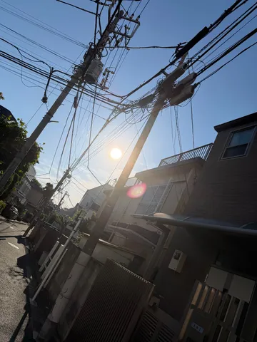 まばゆい光が織りなす街角