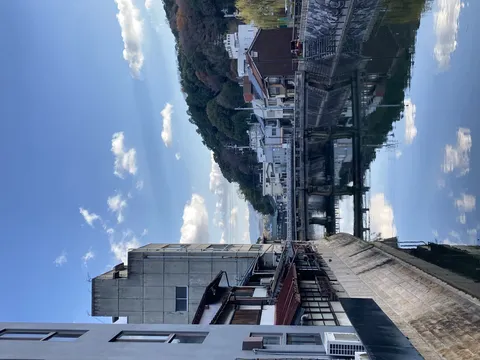 穏やかな水面に映る街並み