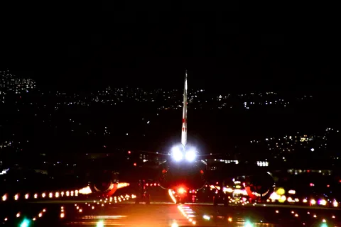 夜の滑走路と光の列