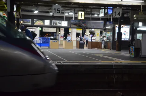 夜の駅ホームの待機風景