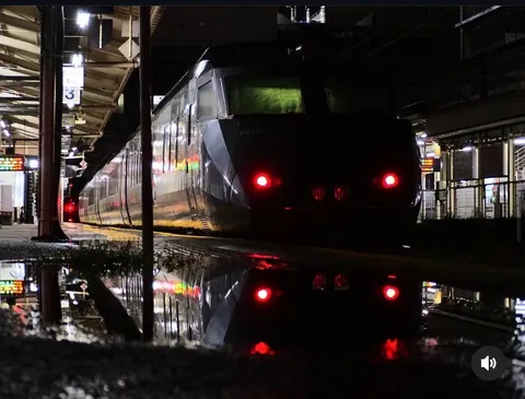 雨上がりの夜、静寂を映す列車
