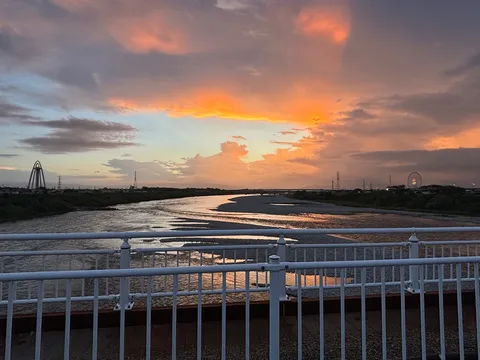 夕焼けに染まる川と空