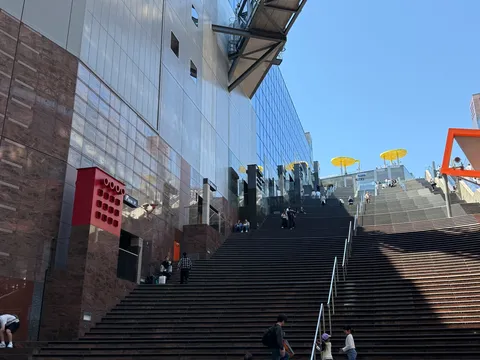 陽光と階段、都会のオアシス