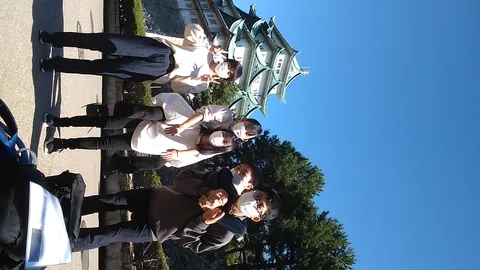 お城を背景に、仲良しみんなでおんぶ