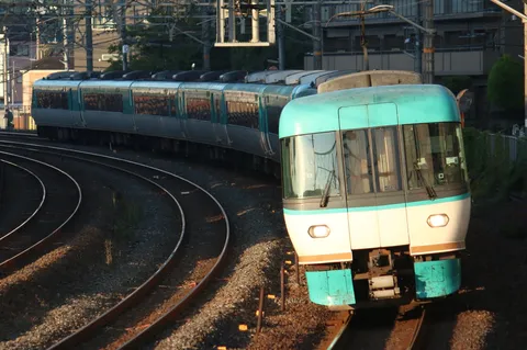 曲線を辿る列車の朝