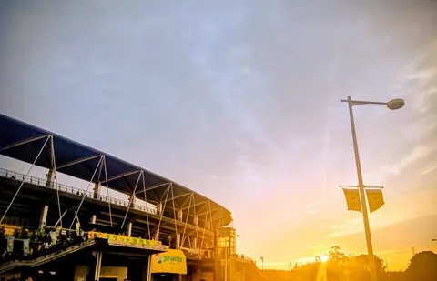 夕陽に染まるスタジアム