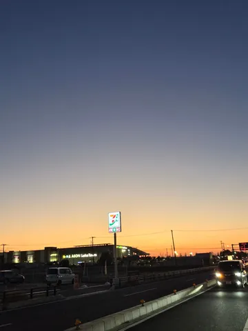 夕暮れ時、イオンタウンとセブンイレブン