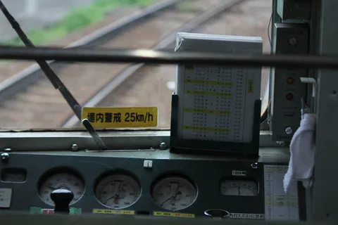 列車運転席の計器類