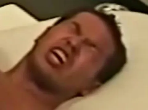 激しい一瞬の表情