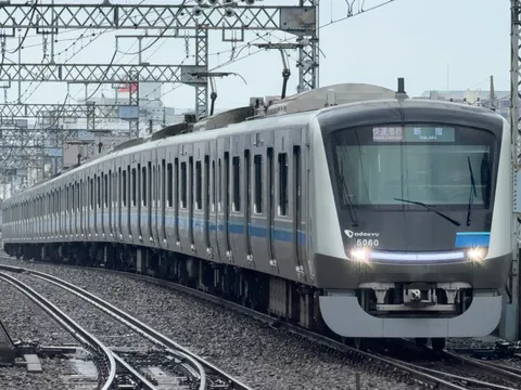 走り出す光と線路の空気