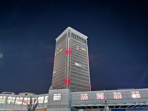 夜空にそびえる都会の光