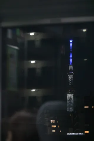 夜景に映るタワーのシルエット
