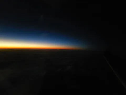 朝の境界線に光が走る