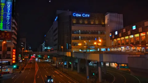 夜の高架と光の街