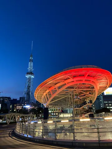 煌めく夜のオアシスとタワー