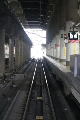 トンネルの出口、光へ向かう線路