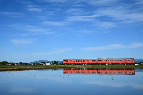 青い空、水鏡、橙の列車