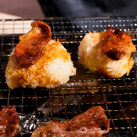 香ばしい焼きおにぎりの瞬間