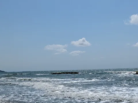 波と光の海辺の風景