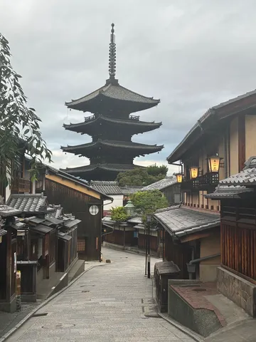 霧の朝と五重塔の静かな歩み