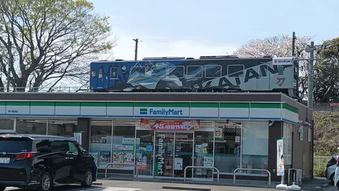 ファミマと痛い電車