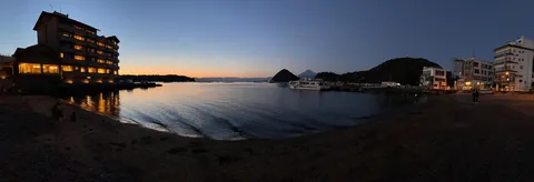 静かな港と夕暮れの光