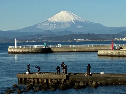 冬の静寂、富士山と釣り人