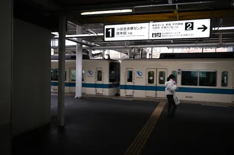 駅の日常、静かな旅立ち