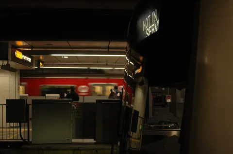 深夜の駅、旅立ちの予感