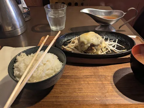 熱々ハンバーグと湯気立つごはん