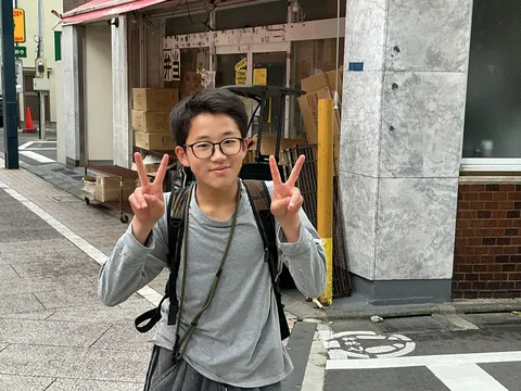 笑顔でピース！街歩きの楽しい一コマ