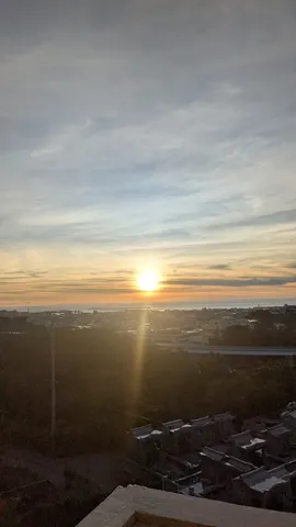 都会の空に沈む夕日