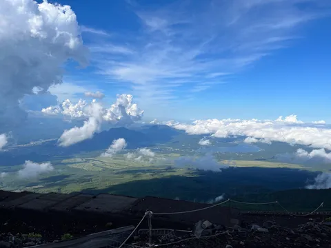 雲海と山の緑のコントラスト