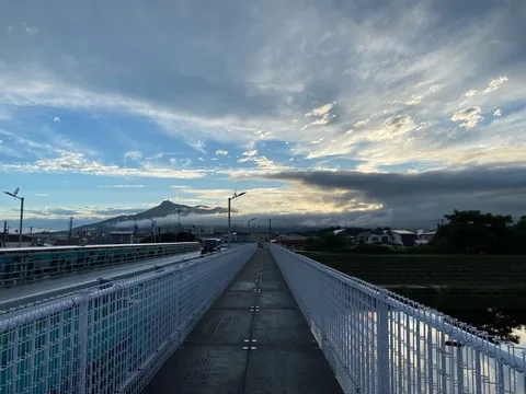橋と空と山の静かな風景