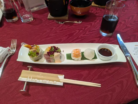 赤い布の小皿に物語