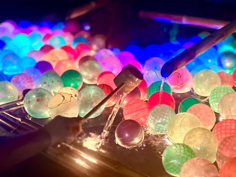 光の球が踊る夜の景色
