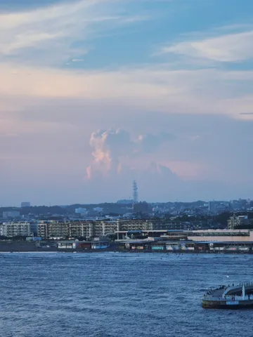 夕暮れの海辺と街並み